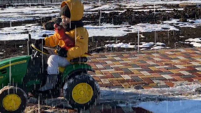 Дамир на тракторе спасает динозавра, которого потеряла мама. смотреть онлайн