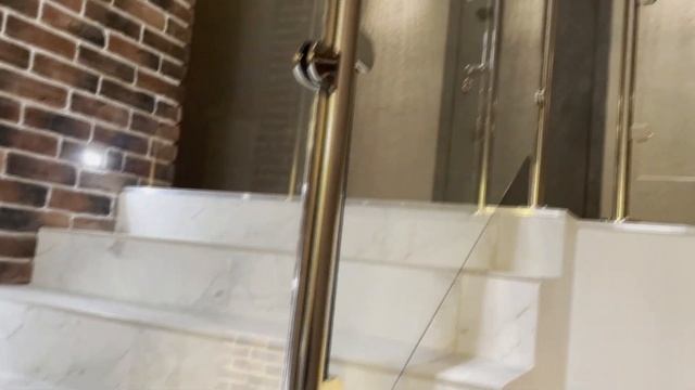 Установка внутреннего ограждения со стеклом в Подольске смотреть онлайн