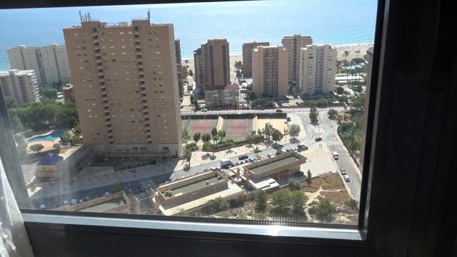 Квартира с двумя спальнями и видом на море в комплексе Las Marinas, Бенидорм, Испания смотреть онлайн