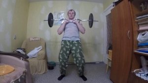 Жим из- за головы штанги с W-образным грифом весом 35 кг.