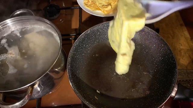 ЯИЧНЫЙ СУП ? Необычный Суп с ЖАРЕННЫМ ЯЙЦОМ ? Что Приготовить на ОБЕД? Рецепт Легкого СУПИКА смотреть онлайн