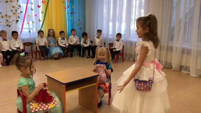 сценка про подарок маме, ведущая актриса Одношовина Карина смотреть онлайн