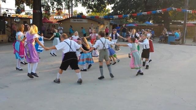 Traditional German Dancing - Chicken Dance