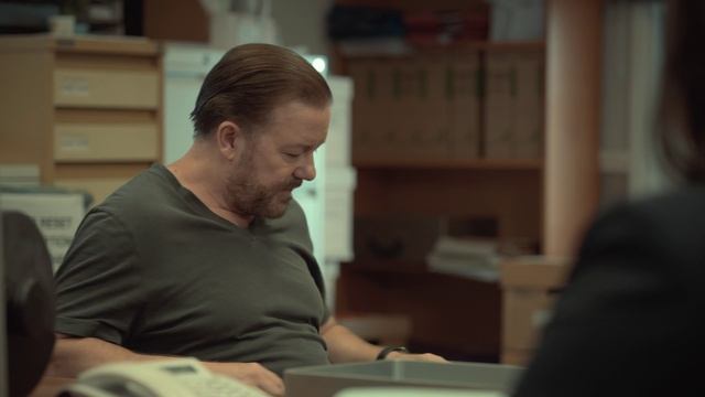 Следом за жизнью / After Life – 1 сезон 1 серия смотреть онлайн