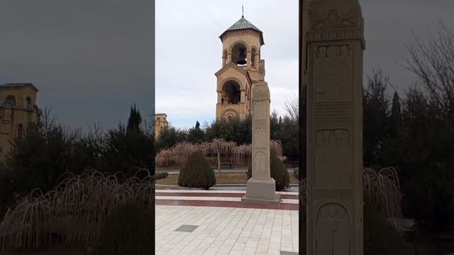 Колокольный звон в Грузии. Собака подпевает.