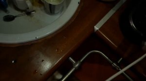 Разлил воду на плиту . Постоянно щёлкает электроподжиг . Постоянно клацает конфорка