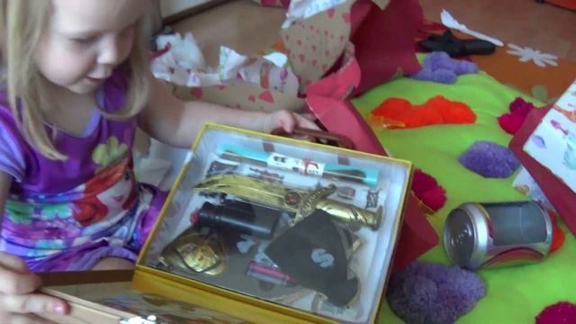 подарки от зайца, летающая фея, машина ездит по стене... смотреть онлайн