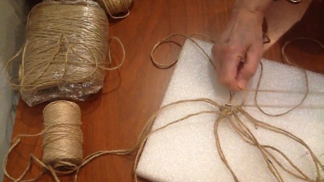 Плетение салфеточки по кругу. Мастер класс макраме.Шаг 2 смотреть онлайн