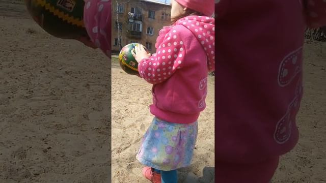 Карина и Рустамчик,гуляем во дворе смотреть онлайн