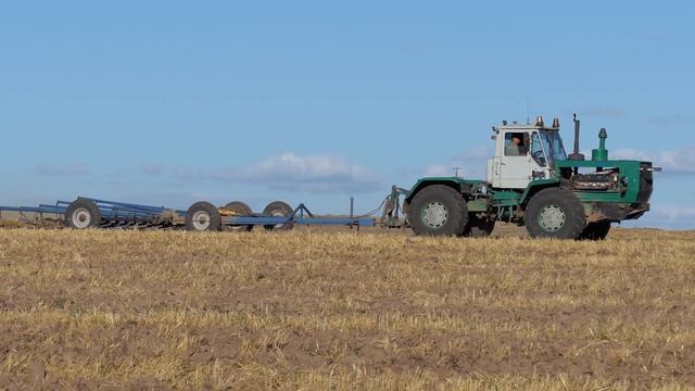 ХТЗ Т-150К на бороновании. смотреть онлайн