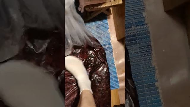 Давим виноград ногой в носке. смотреть онлайн