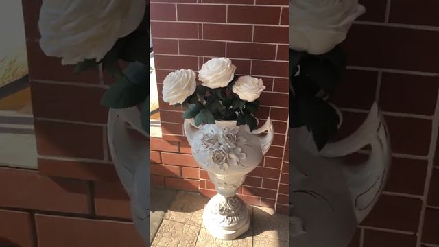 Белые розы в вазе «Вдохновение» смотреть онлайн