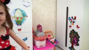 Папа и мама делают Еве мороженное