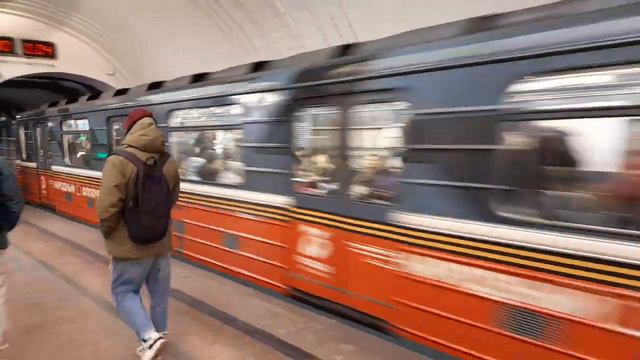 Поезд Номерной "Народный Ополченец 75 лет" отправляется со станции метро Сокол смотреть онлайн