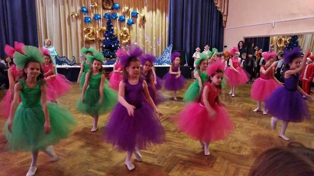 2 ,,А,, танец кукол Новый год смотреть онлайн