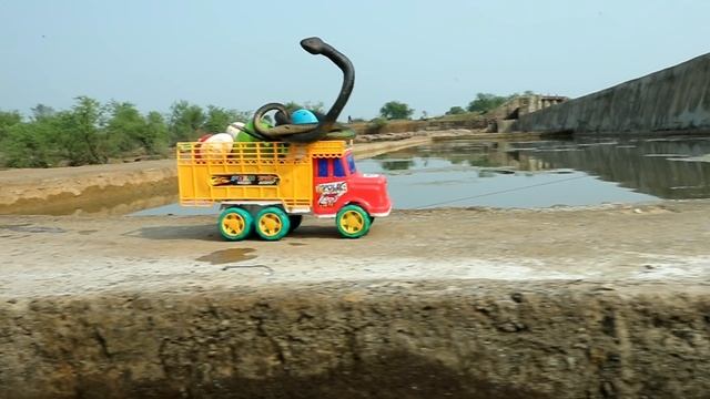 Змеи на грузовичке попали в аварию смотреть онлайн