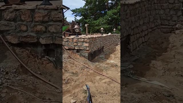 Работа с природным камнем #камень #каменщик #подпорнаястена #благоустройство #ландшафтныйдизайн смотреть онлайн