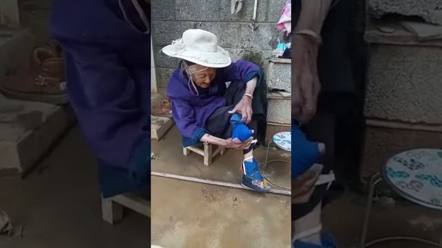 中国最后一代裹脚缠足三寸金莲的95岁奶奶 The last generation of China’s 95-year-old grandmother смотреть онлайн