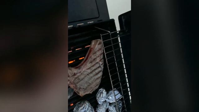 Как вкусно приготовить Стейк рибай на кости и картошку с салом в фольге🥩🍟🥔 смотреть онлайн