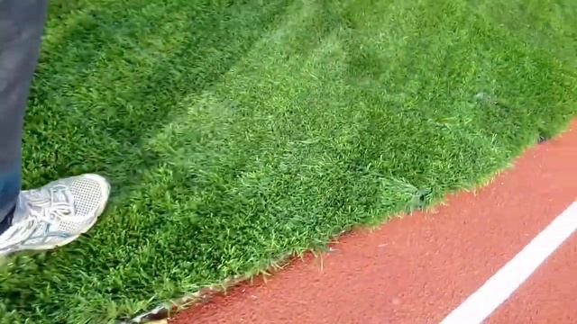 Забыли прибить ФУТБОЛЬНЫЙ ГАЗОН  гвоздями в г.Ливны Орловской обл. РФ    VID 20201007