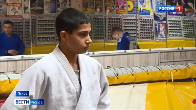 Пскович Дилшод Бахронов победил на первенстве Северо-Запада по самбо смотреть онлайн