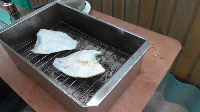 Камбала горячего копчения на ужин. Коптим первый раз. смотреть онлайн