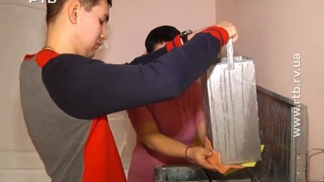 На Рівненщині виготовляють грілки для бійців на передову смотреть онлайн