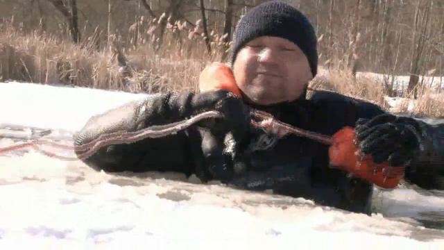 Как оказать помощь провалившемуся под лед смотреть онлайн