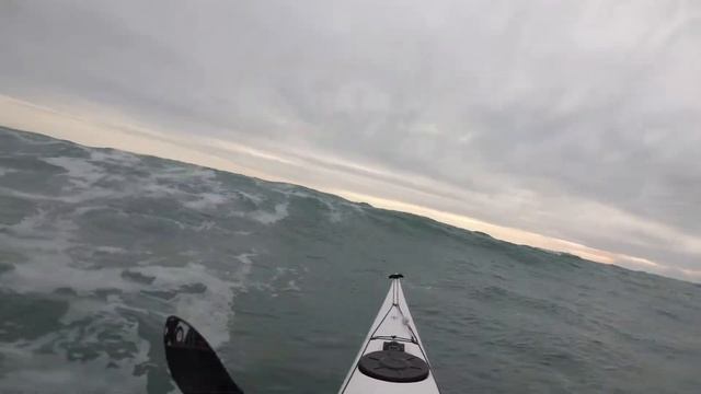 В штормец на каяке гуляю на границе прибойных волн смотреть онлайн