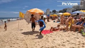 Пляж Рио-де-Жанейро в Бразилии сегодня 6 ноября 2023. Погода, море и пляж. Бразилия. Девушки в Рио