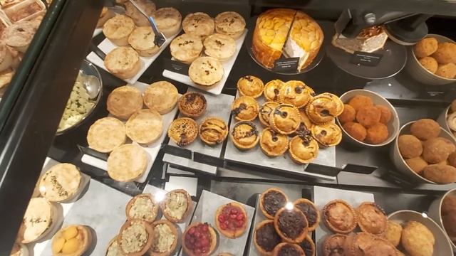 LONDON. Harrods Food Hall .DELICIOUS SNACKS. ЛОНДОН. Harrods . ПРОДУКТОВЫЙ ОТДЕЛ. ВКУСНЫЕ ЗАКУСКИ. смотреть онлайн