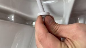 Установка крышки Орио серии К регулируемой на унитаз. Новая комплектация с металлическими гайками.