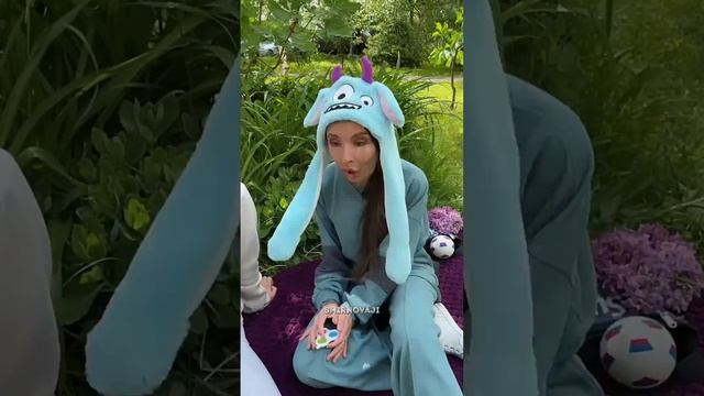 ПОЧЕМУ ВЗРОСЛАЯ ДЕВОЧКА ВОДИТ ДРУЖБУ С ДЕТИШКАМИ? а у вас есть старшие друзья?@SJI#shorts смотреть онлайн