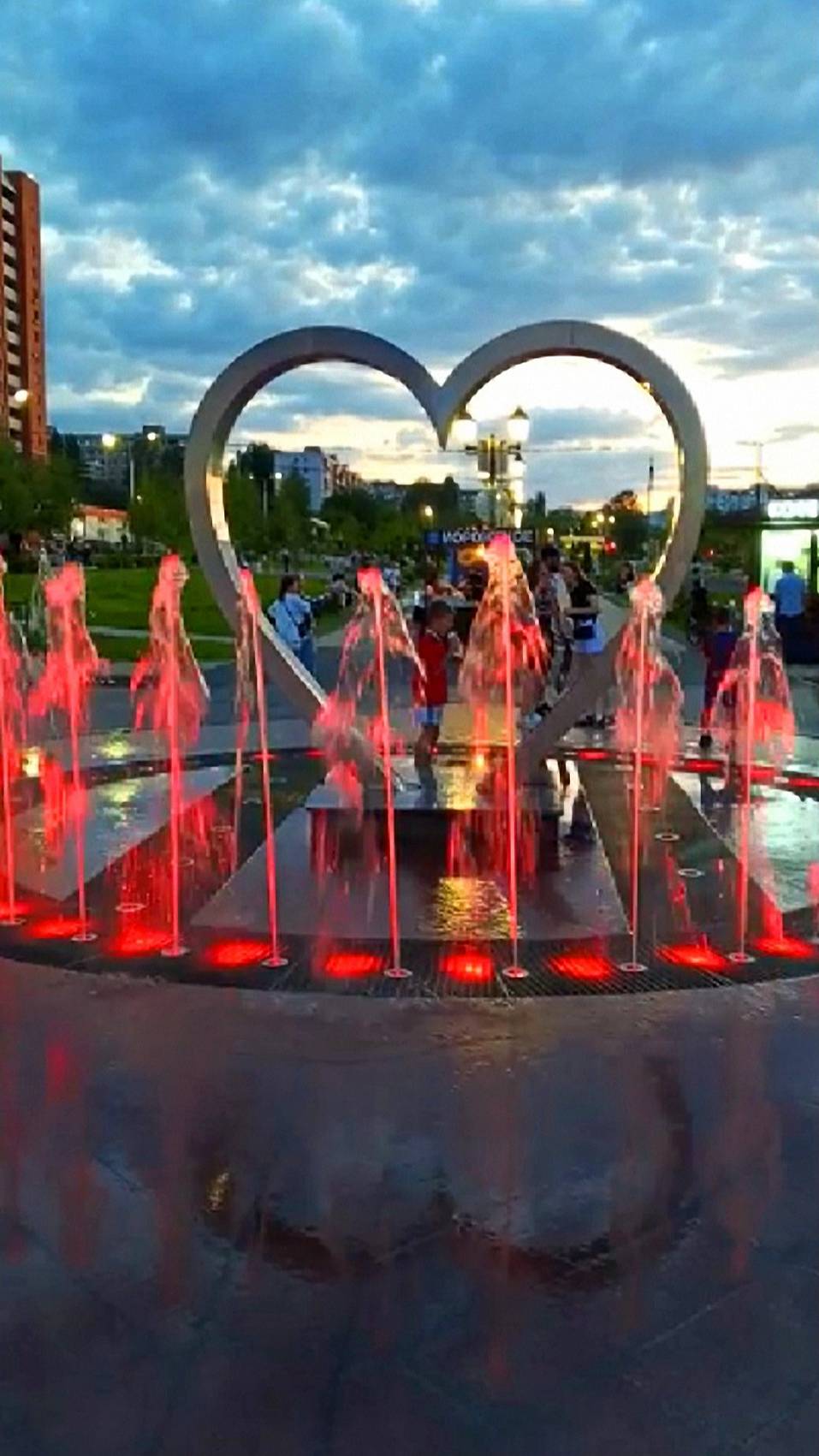 Светомузыкальный фонтан в Саратове смотреть онлайн