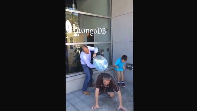 Max Schireson , CEO of MongoDB , taking up ALS Icebucket challenge смотреть онлайн