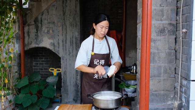 【农家的小勇】小勇做山西特色刀削面，浇上卤香浓郁的肉臊子，汤都喝完了