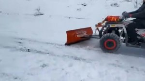 Квадроцикл FORTE 200 чистит снег