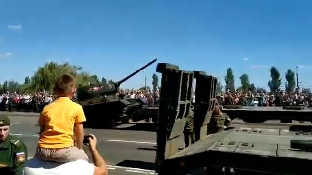 Падение танка Т-34 на военном параде в Курске 23.08.2018