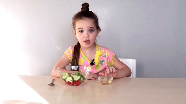 Простой салат с изюминкой ☆ Приготовит даже ребенок, а удивятся все смотреть онлайн