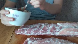 Готовим свиные рёбрышки под брусничным соусом.