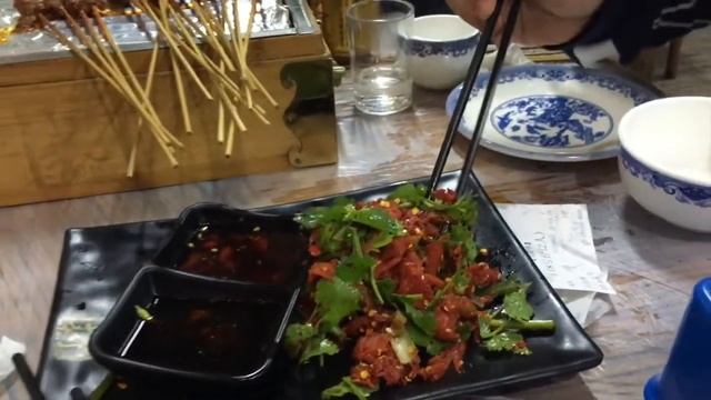 Барбекю в Чэнду || Ресторан южно-сычуаньской кухни || Китайская еда смотреть онлайн