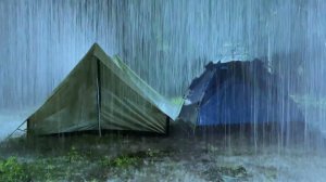 Расслабляющий проливной дождь на палатке и огромные звуки грома в лесу ночью | Звуки природы