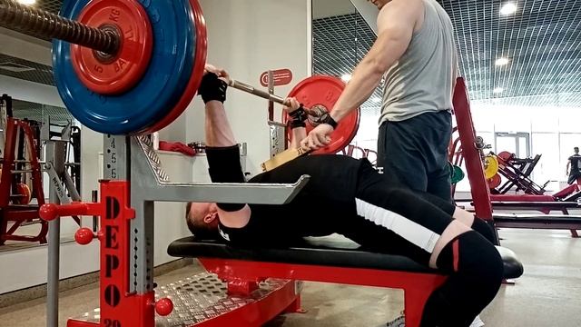 Жим штанги лёжа средним хватом на маленький брусок 120 на 3 смотреть онлайн