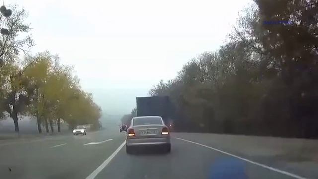 В объектив видеорегистратора попала полицейская погоня. смотреть онлайн