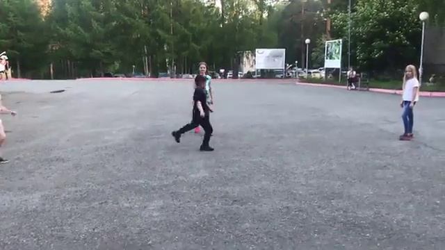 Крутой танец под песню танцы под фонарем! смотреть онлайн