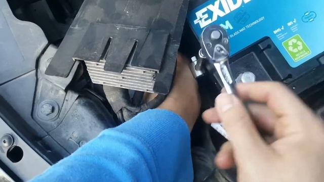 DIY Battery Change on Opel/Vauxhall Insignia, Wie man die Batterie von einem Opel Insignia wechselt смотреть онлайн