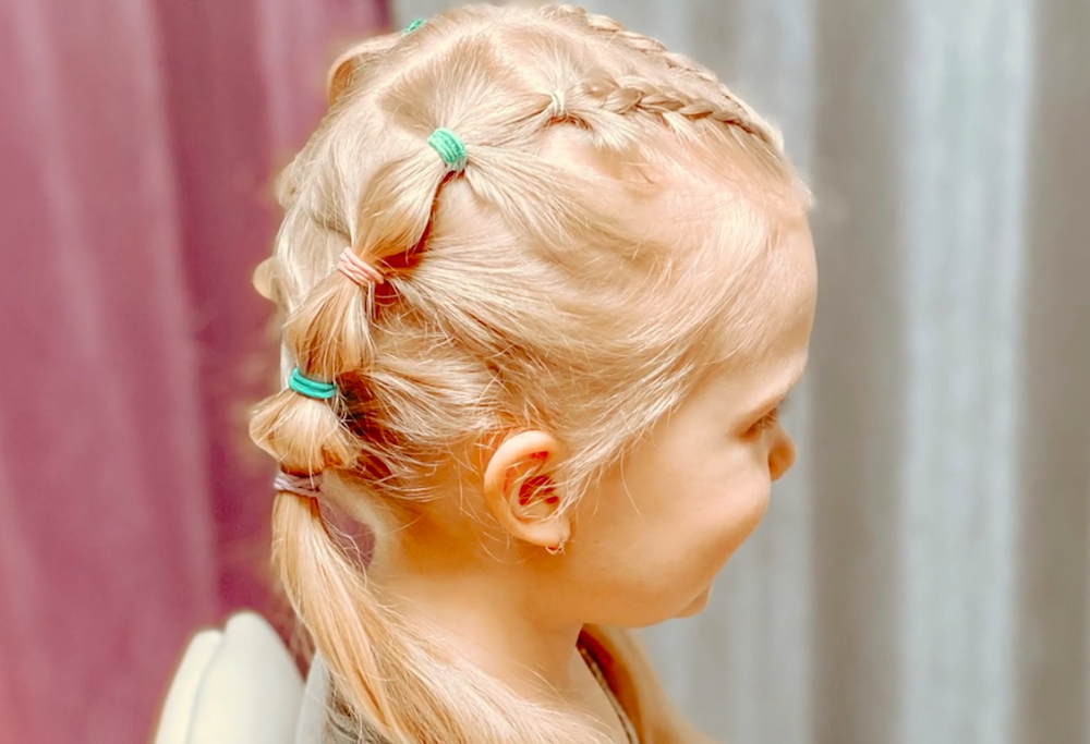 Прически на каждый день Два низких хвоста с шишечками из резинок.mp4 смотреть онлайн