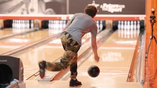 Beat Me At Bowling, Win A FREE Bowling Ball! смотреть онлайн