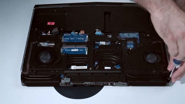 Alienware 17 R4 & Alienware 15 R3: Speakers Disassembly смотреть онлайн