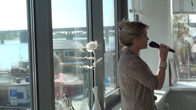 Лена поет песню: "Нам нужна одна Победа!" смотреть онлайн